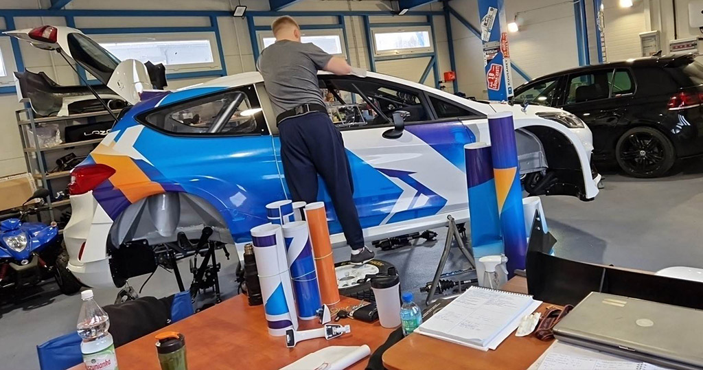 Naujutėlio Ford Fiesta Rally2 puošybos darbai