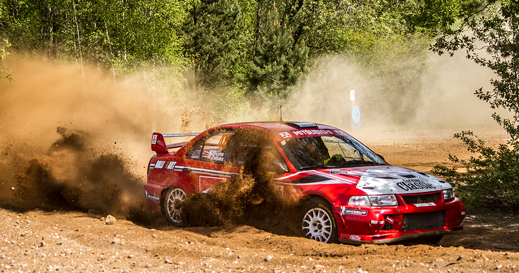 Klasiškai klasikinis, bei išties greitas Mitsubishi Lancer Evolution VI